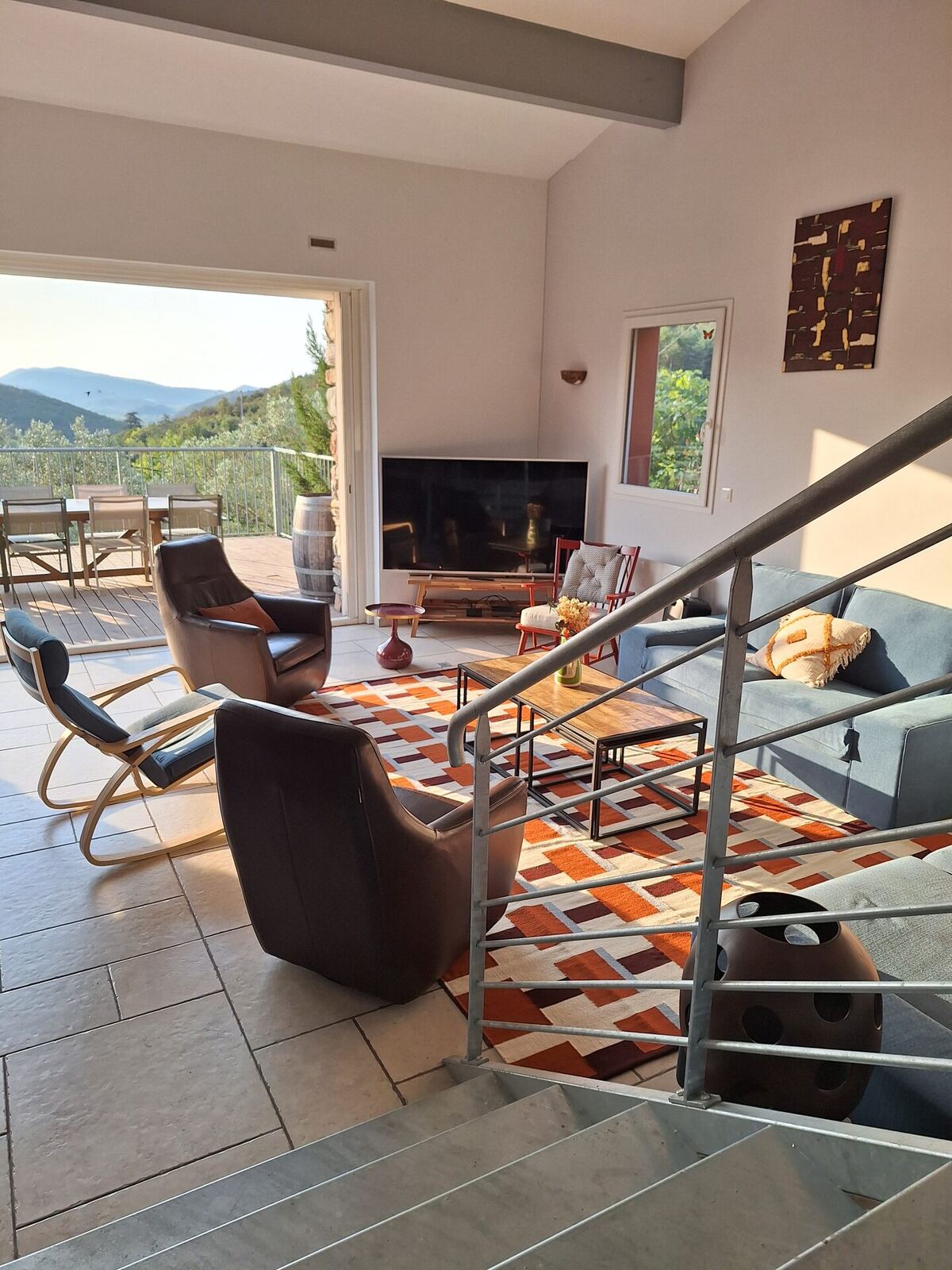 Terrasse avec table en tonneau