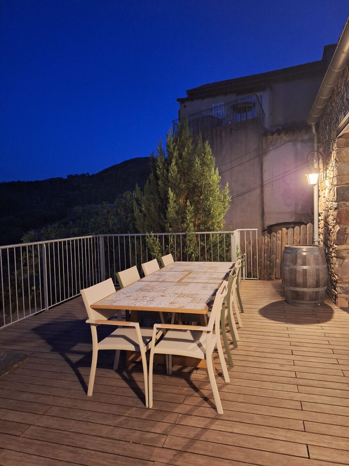 Piscine éclairée la nuit
