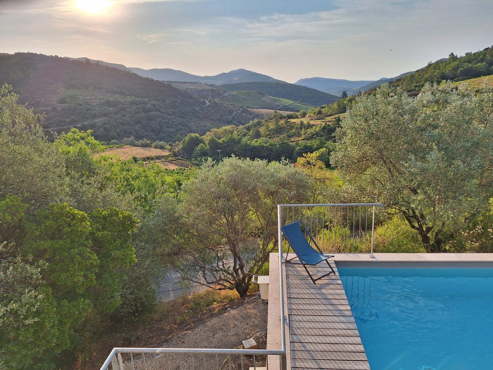 Piscine privée, terrasse et vue sur les collines du Haut-Languedoc