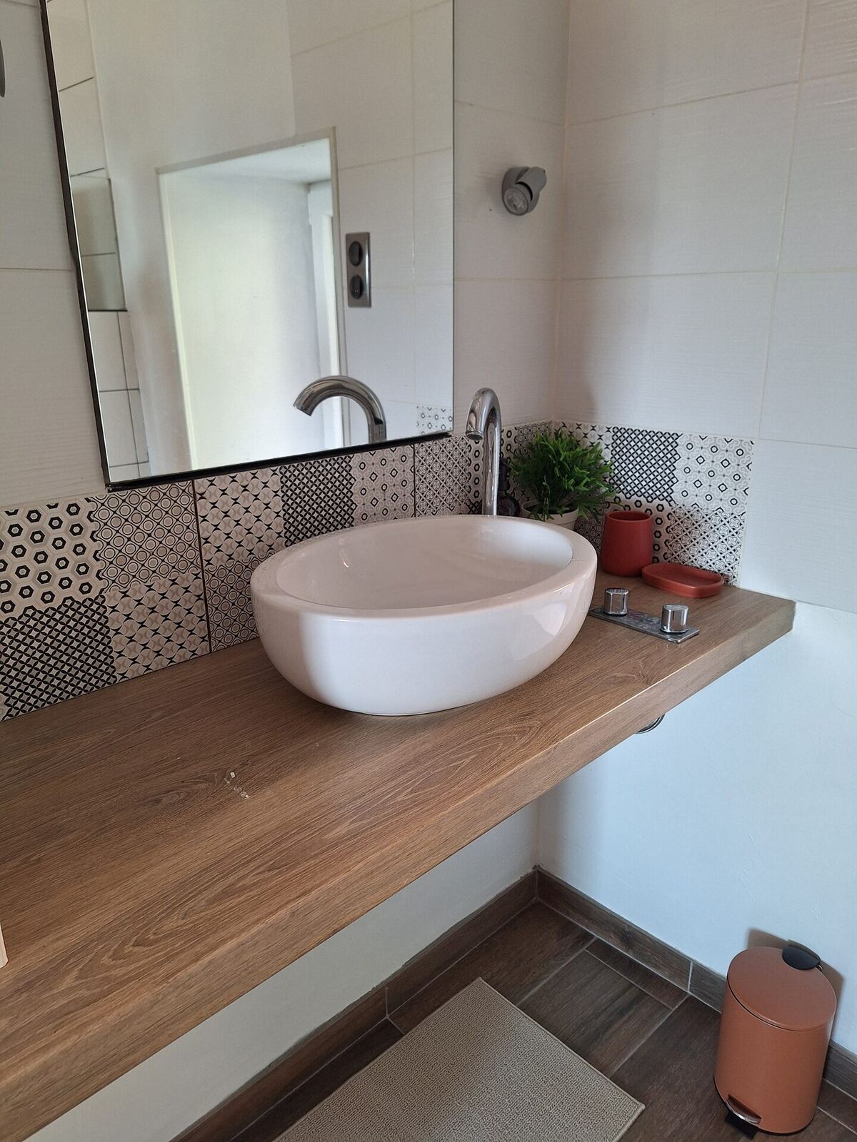 Salle de douche à motifs