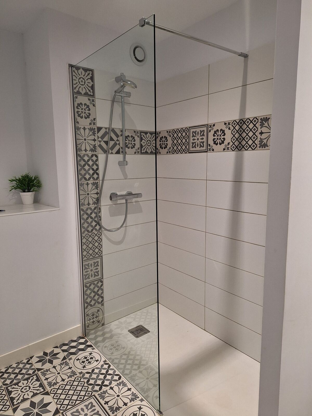 Vasque en bois d'une salle de douche