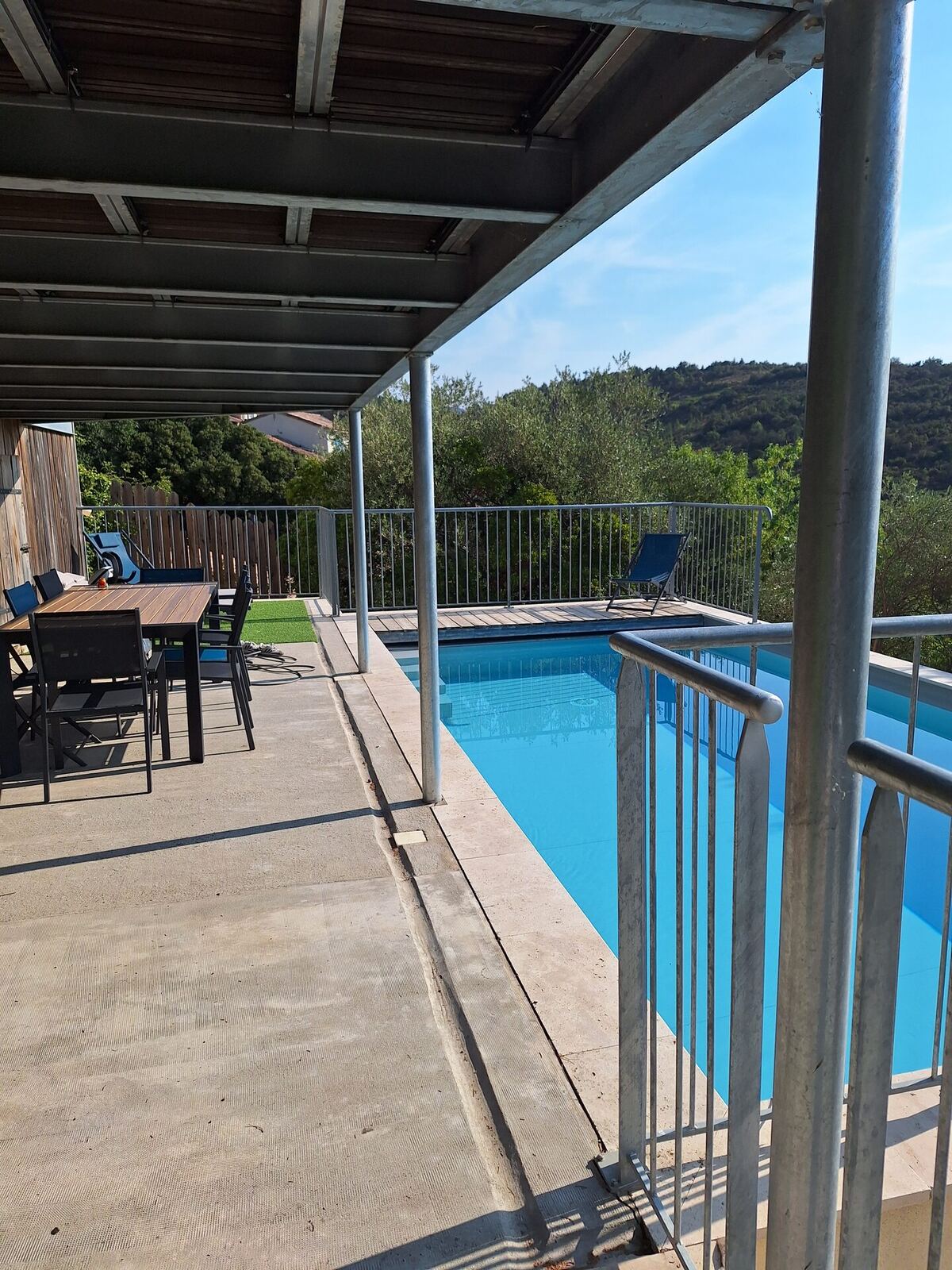 Terrasse et piscine de L'Espinouse avec vue