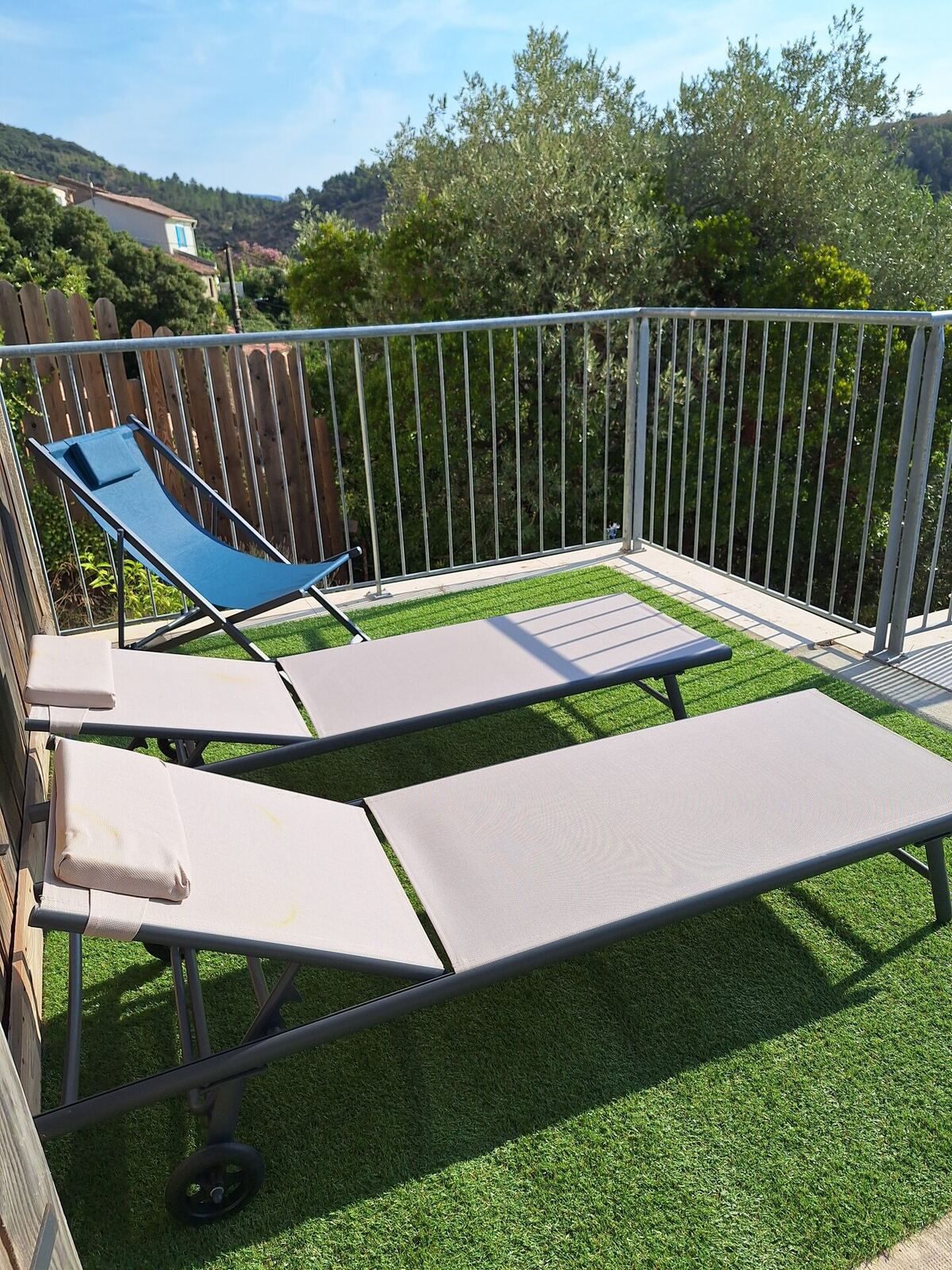 Piscine et vue sur les collines