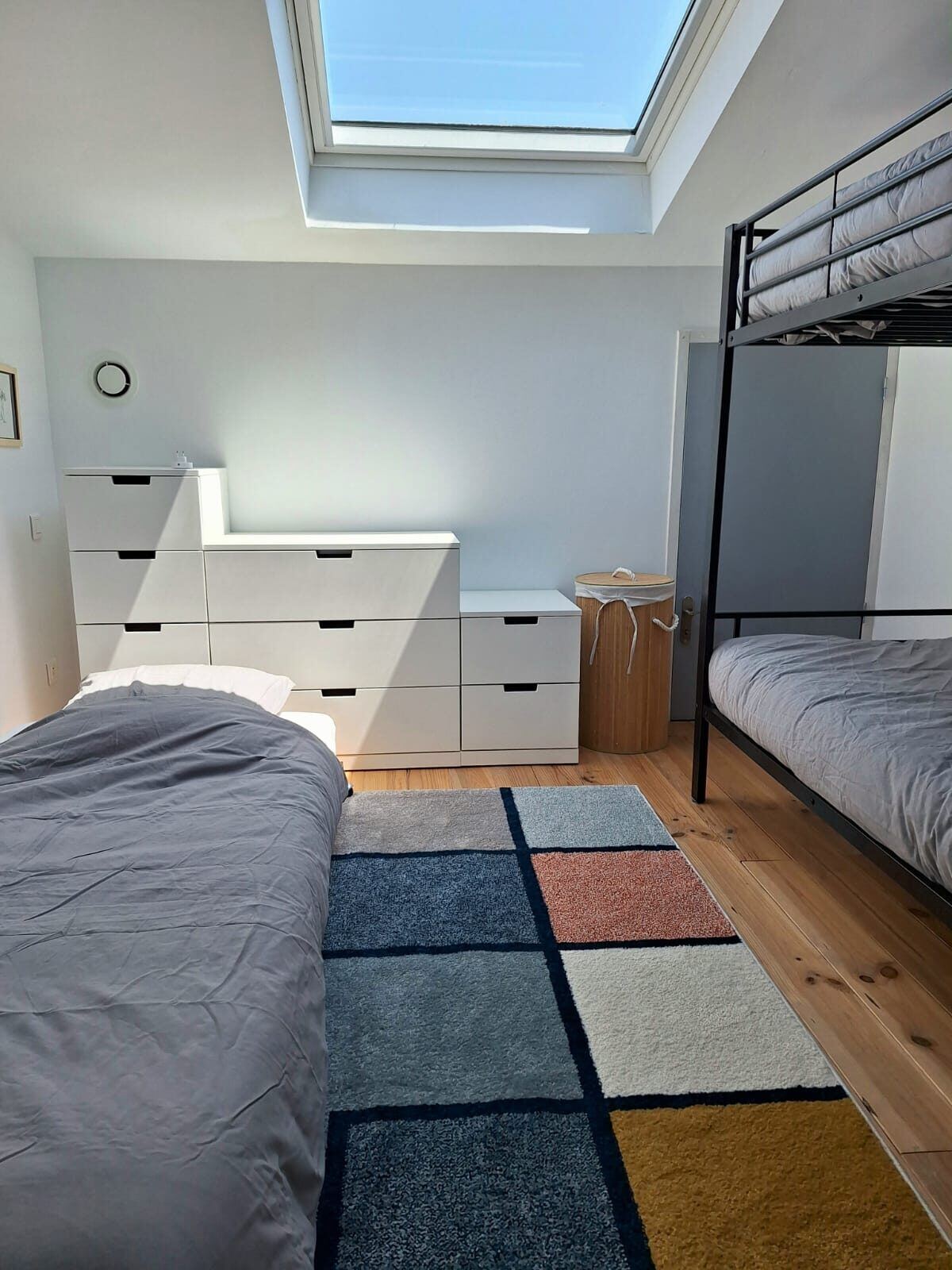 Chambre Dortoir avec lit superposé et lit simple